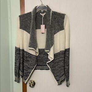 Candie’s Women's Gray and White Open Front Sweater Size Medium